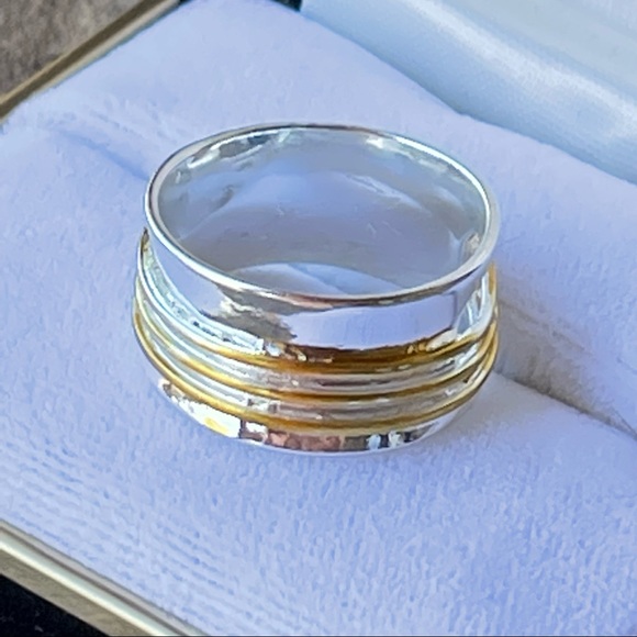BEAUTIFUL SILVER AND GOLD RING WITH CUT OUT HEART & “LOVE” INSCRIPTION - Picture 5 of 11